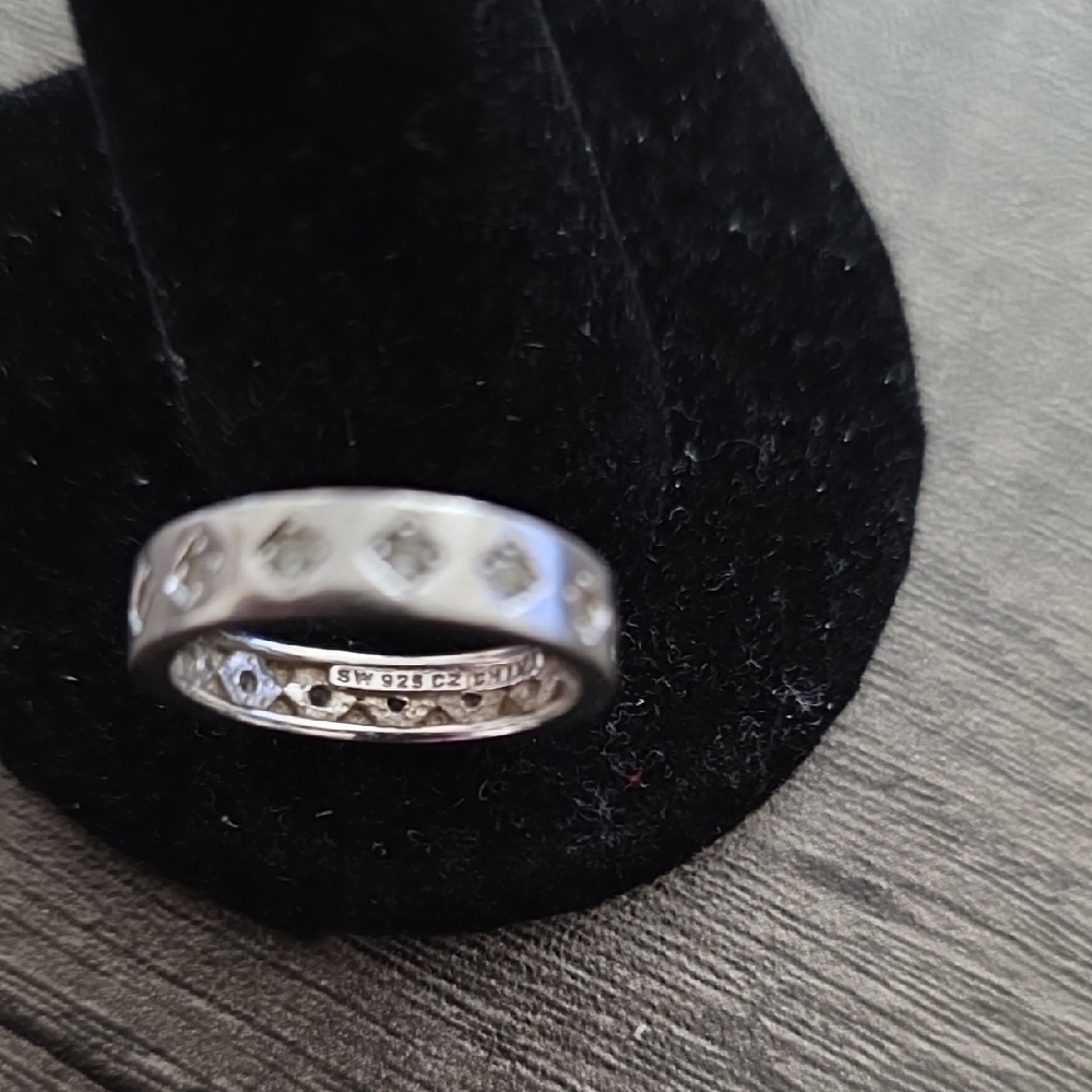 Elegant Silver Diamond-Patterned Ring - image 3